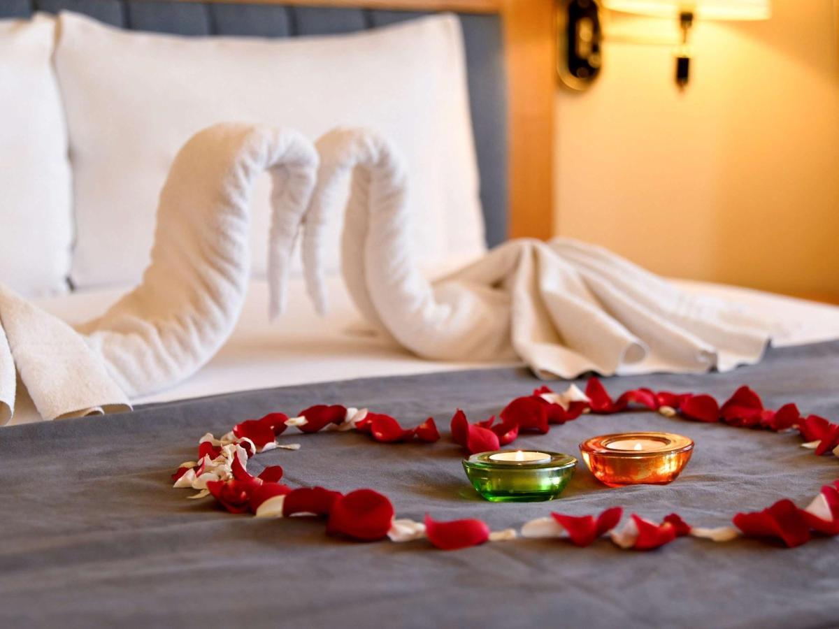 Dar el Beïda Hotel Mercure Alger Aeroport מראה חיצוני תמונה A heart made of rose petals