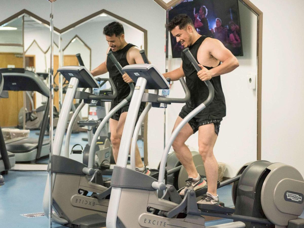 Dar el Beïda Hotel Mercure Alger Aeroport מראה חיצוני תמונה A man using a cross trainer