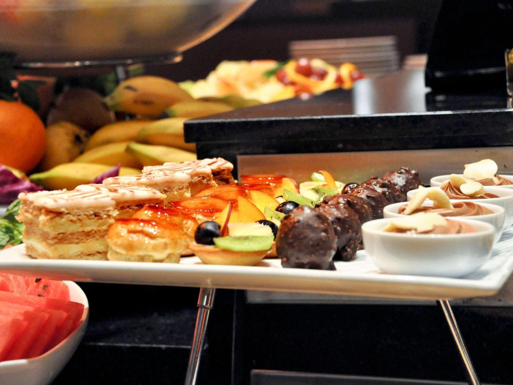 Dar el Beïda Hotel Mercure Alger Aeroport מראה חיצוני תמונה A selection of desserts