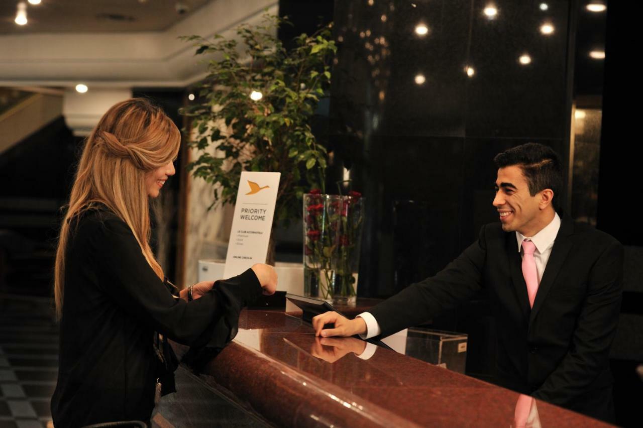 Dar el Beïda Hotel Mercure Alger Aeroport מראה חיצוני תמונה A hotel receptionist
