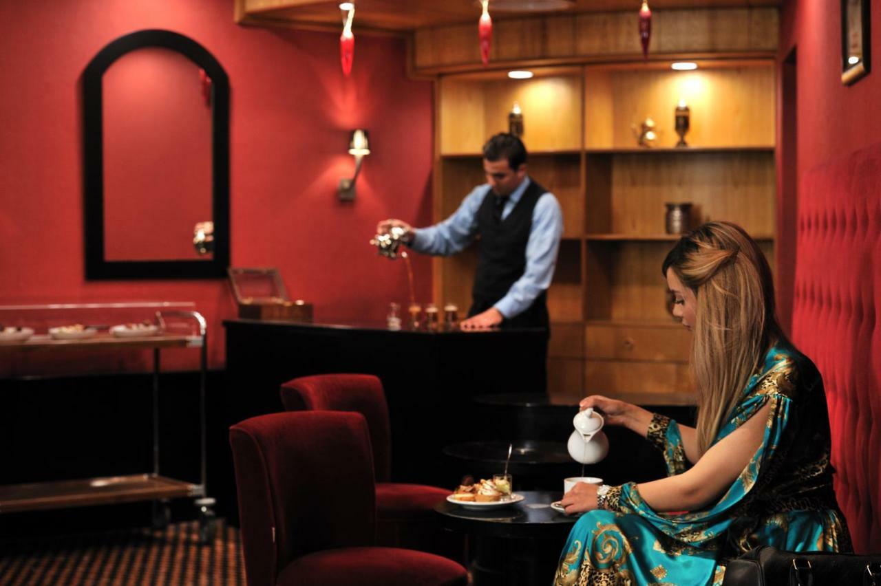Dar el Beïda Hotel Mercure Alger Aeroport מראה חיצוני תמונה A hotel butler serving tea