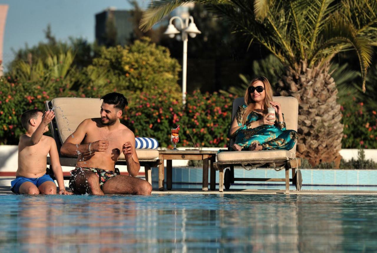 Dar el Beïda Hotel Mercure Alger Aeroport מראה חיצוני תמונה A family at a pool in Dubai
