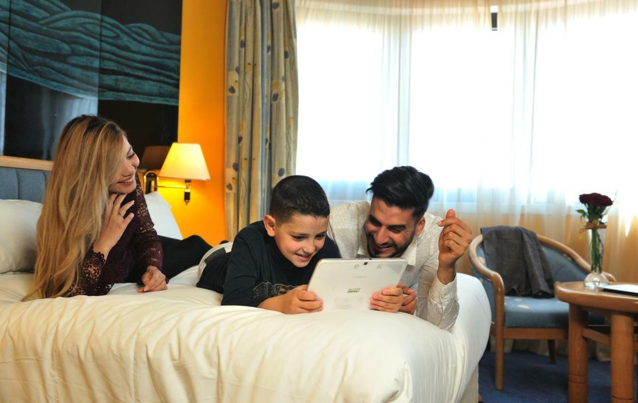 Dar el Beïda Hotel Mercure Alger Aeroport מראה חיצוני תמונה Family using a tablet