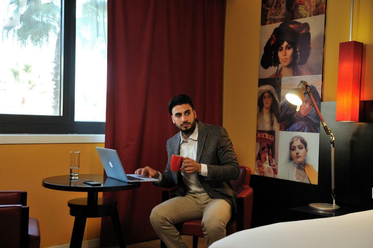 Dar el Beïda Hotel Mercure Alger Aeroport מראה חיצוני תמונה A man working on a laptop