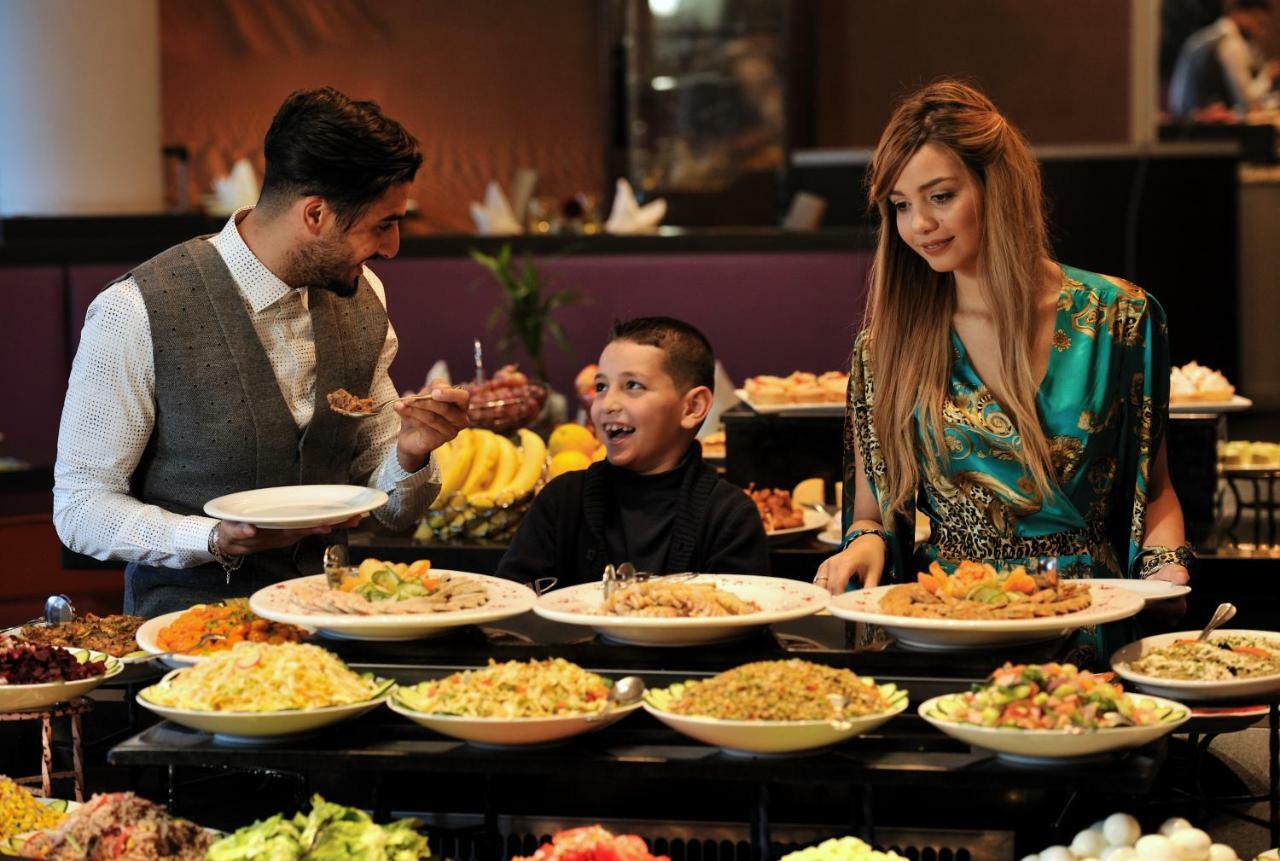 Dar el Beïda Hotel Mercure Alger Aeroport מראה חיצוני תמונה A family at a buffet