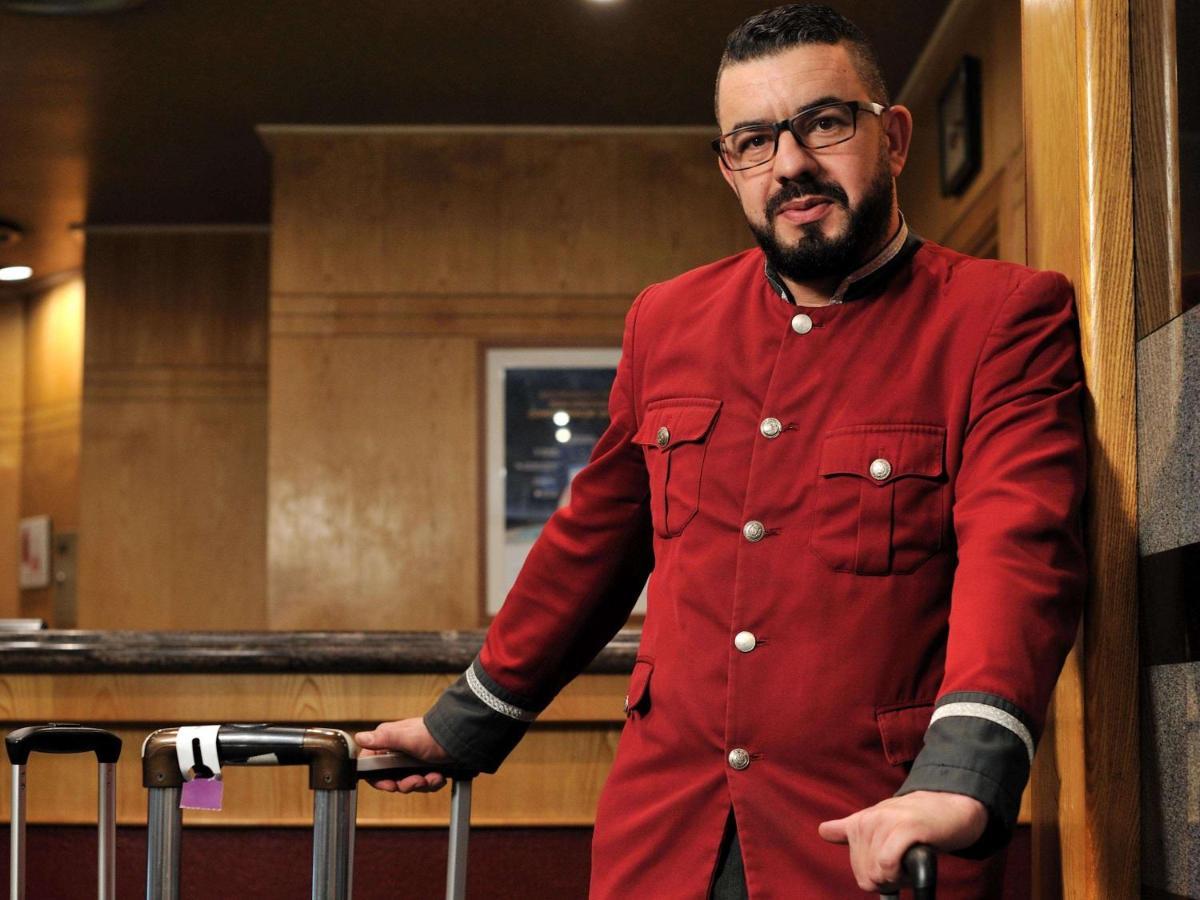 Dar el Beïda Hotel Mercure Alger Aeroport מראה חיצוני תמונה A bellboy at the Four Seasons Hotel in Beirut, Lebanon