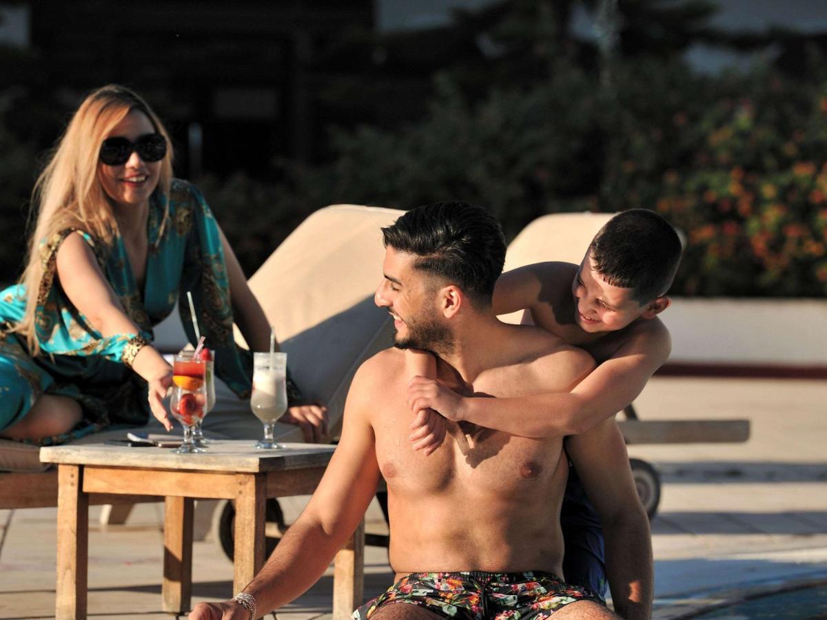 Dar el Beïda Hotel Mercure Alger Aeroport מראה חיצוני תמונה A gay couple